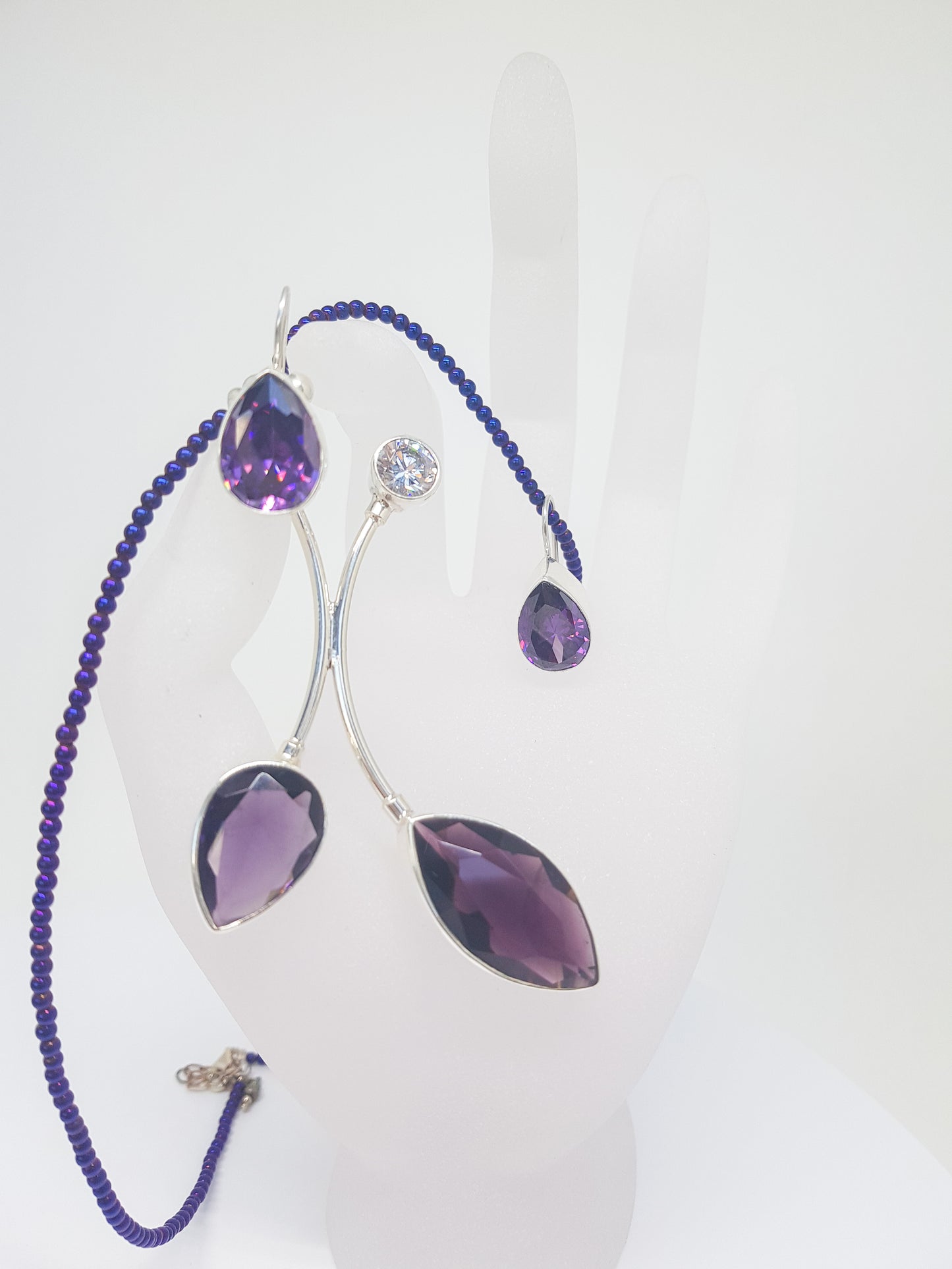 Gargantilla de Perlitas Tornasol Moradas con Dije de Hojas Otoñales Moradas con sus juego de Aretes en Cristal Morado