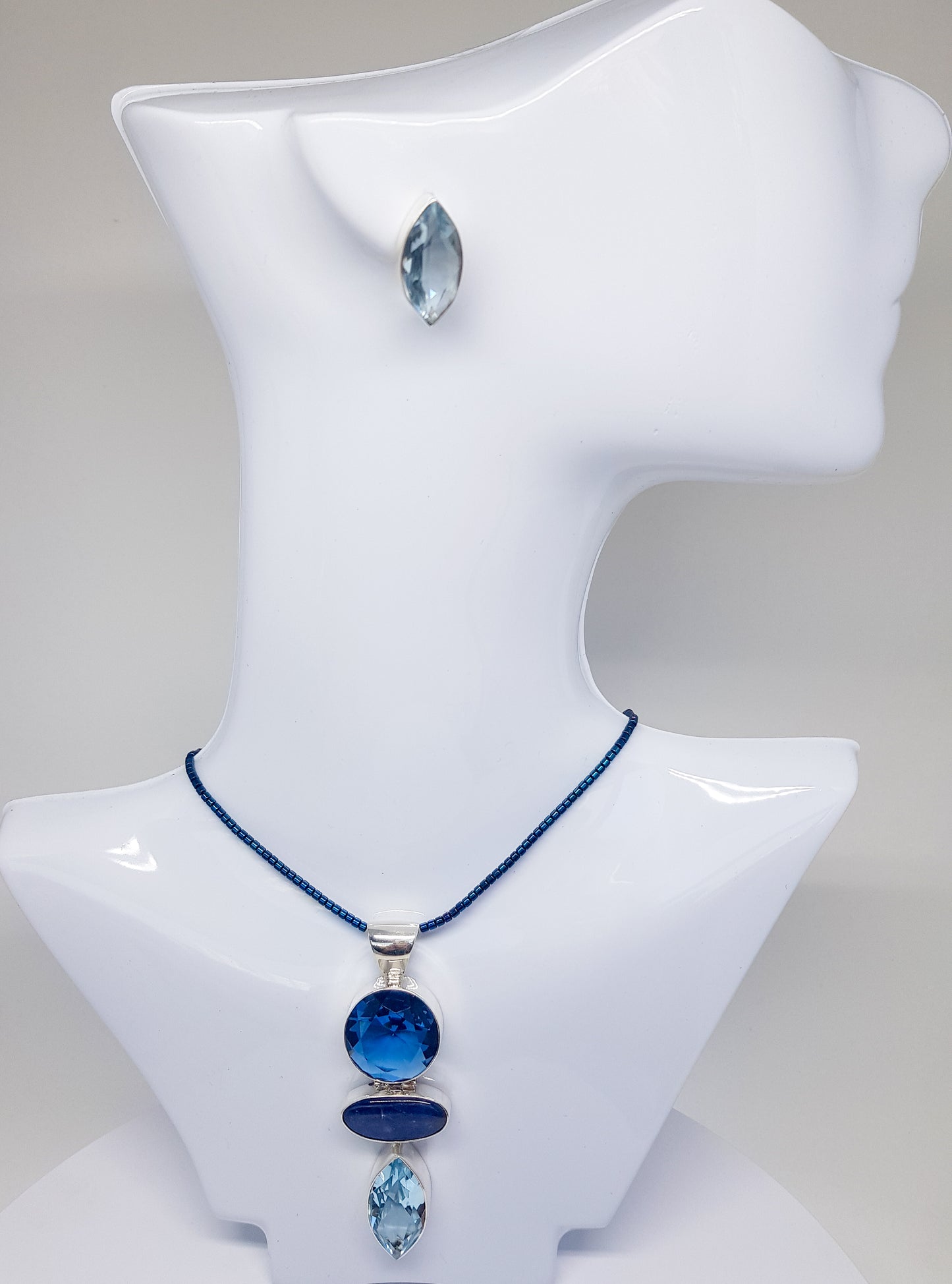 Gargantilla tornasol con Dije de Cristal y Lapizlázuli con Aretes