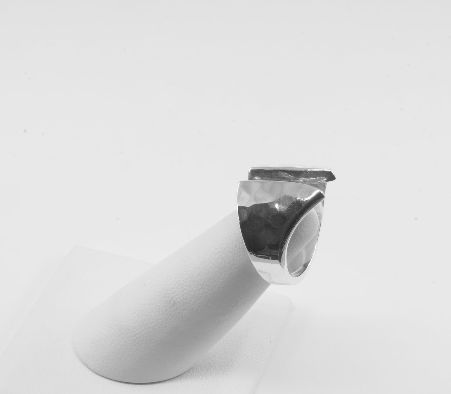 Anillo plata sólida martillada 925, 2 triángulos unidos al frente