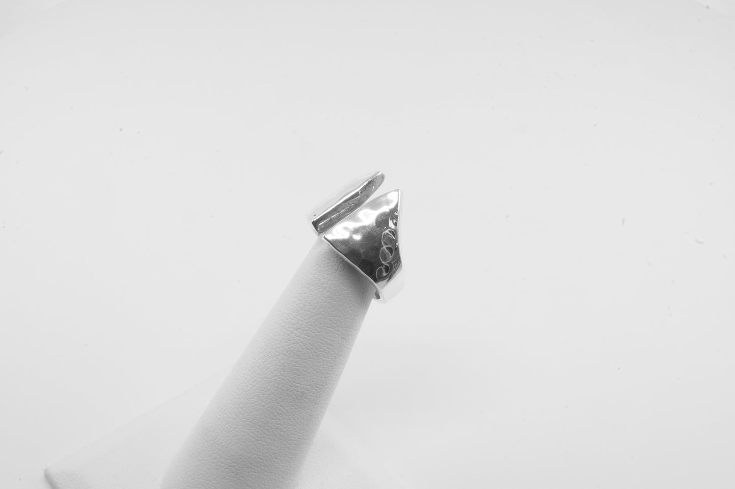 Anillo plata sólida martillada 925, 2 triángulos unidos al frente