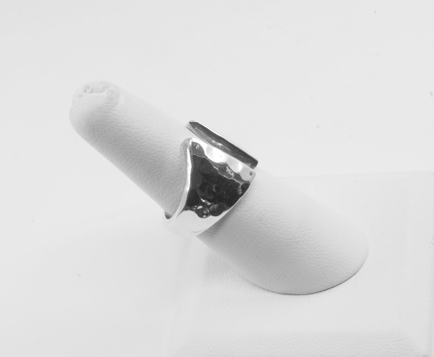 Anillo plata sólida martillada 925, 2 triángulos unidos al frente