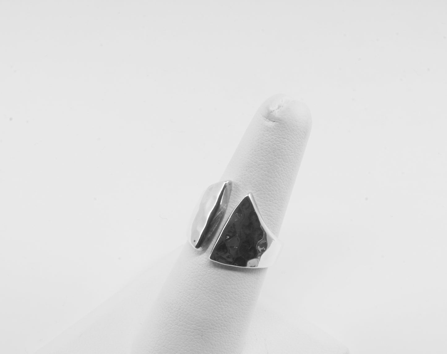 Anillo plata sólida martillada 925, 2 triángulos unidos al frente