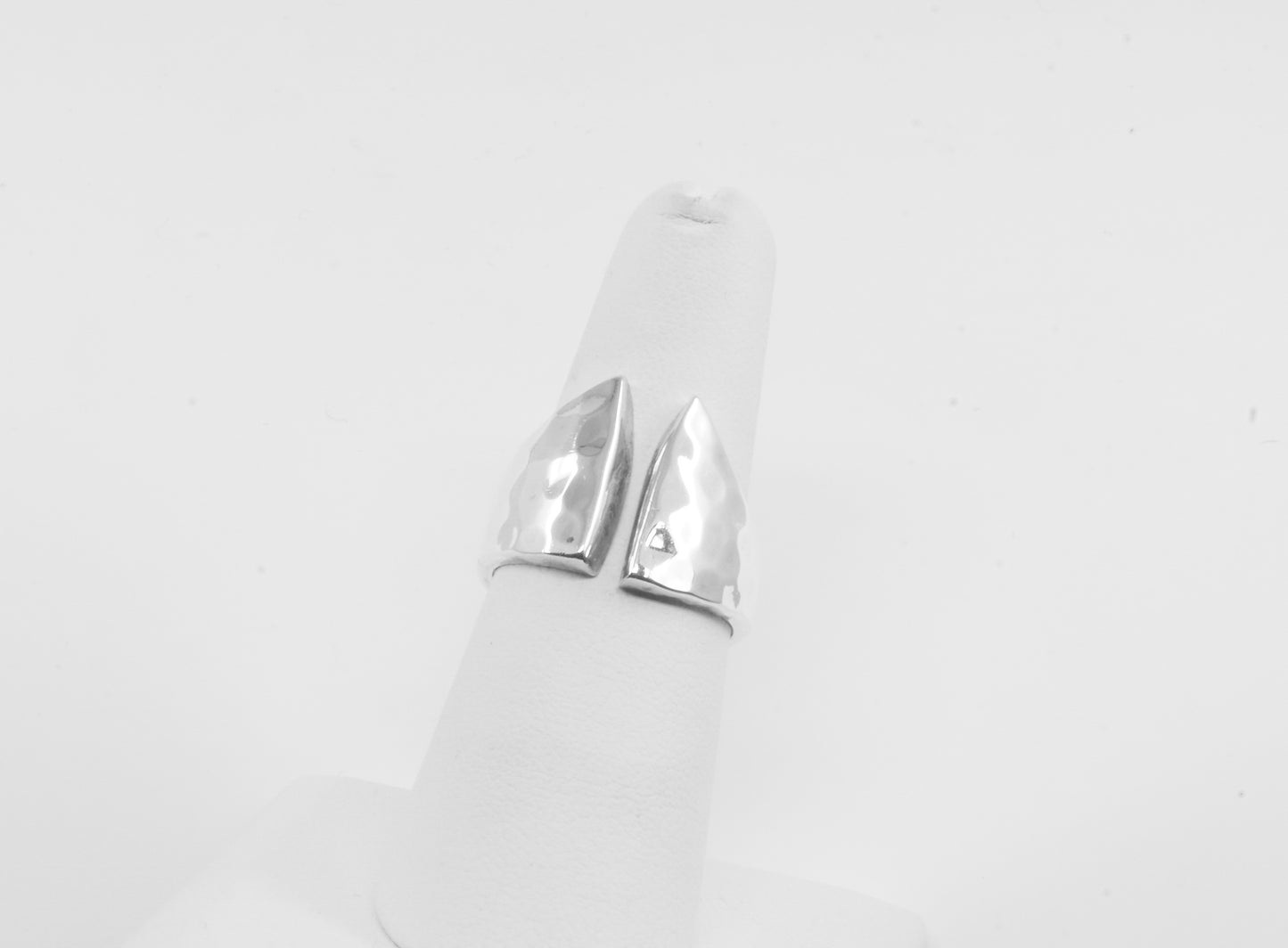 Anillo plata sólida martillada 925, 2 triángulos unidos al frente