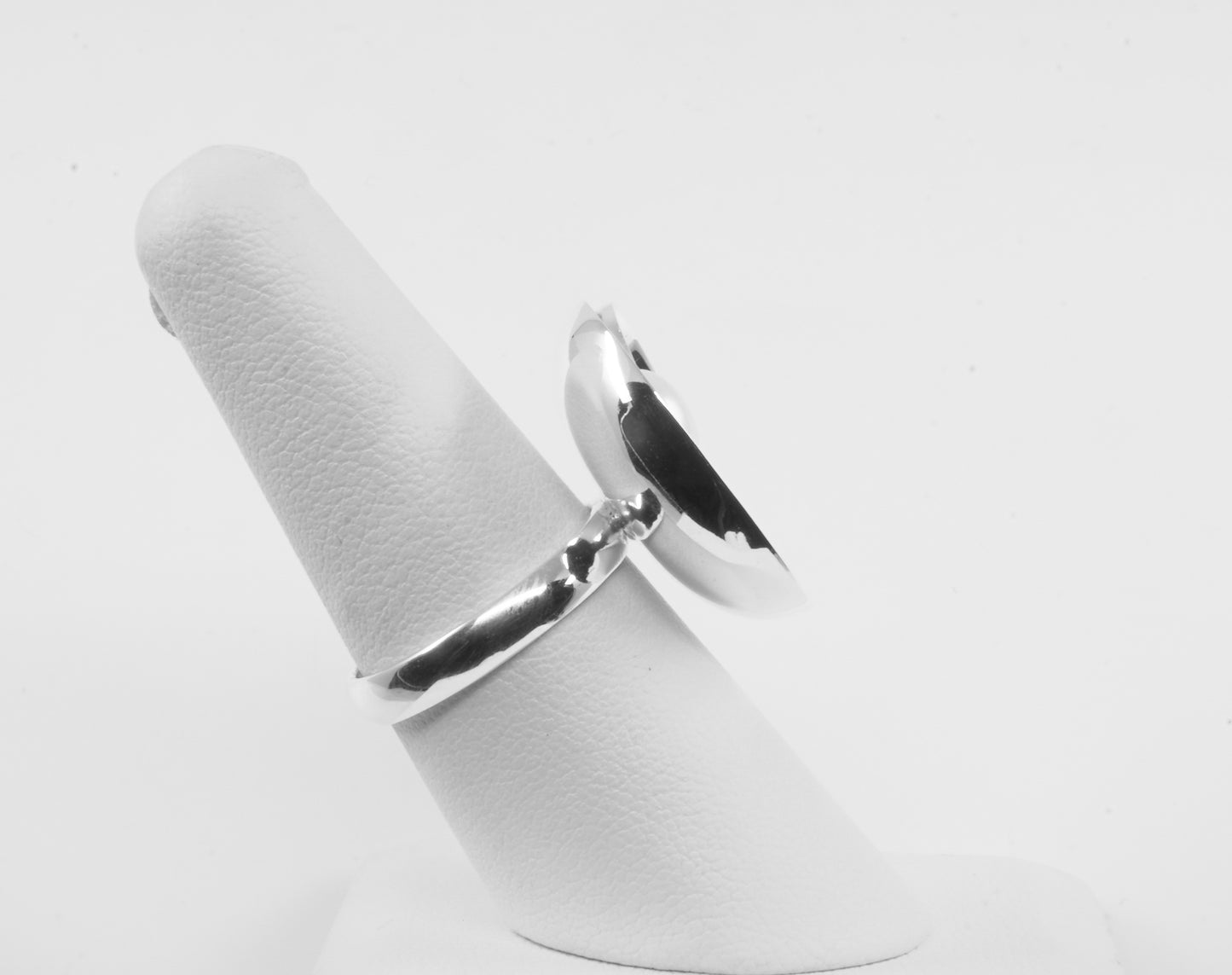 Anillo plata sólida 925, perla centro en plata rayada