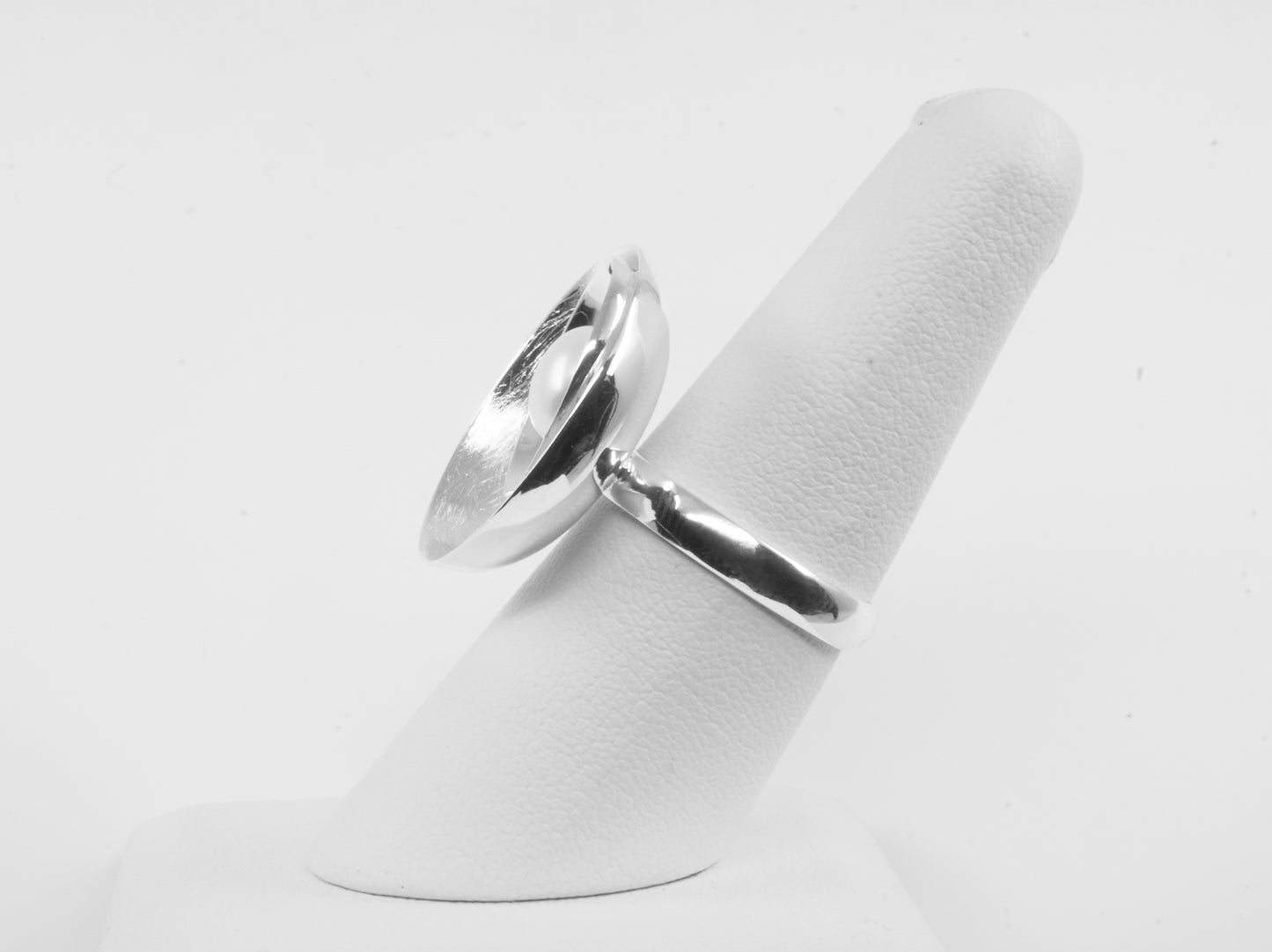 Anillo plata sólida 925, perla centro en plata rayada