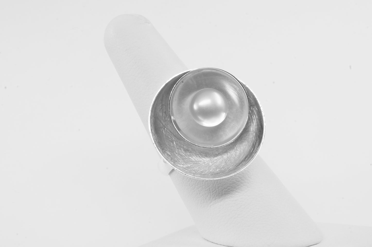 Anillo plata sólida 925, perla centro en plata rayada