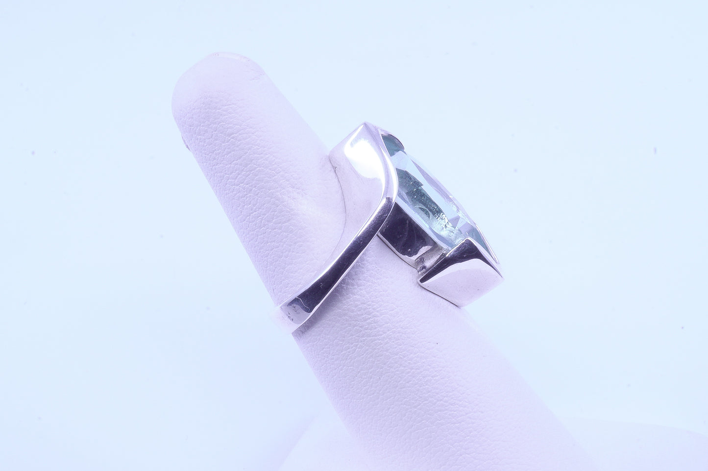Anillo plata sólida 925, cristal checo color aqua montado en ovalo