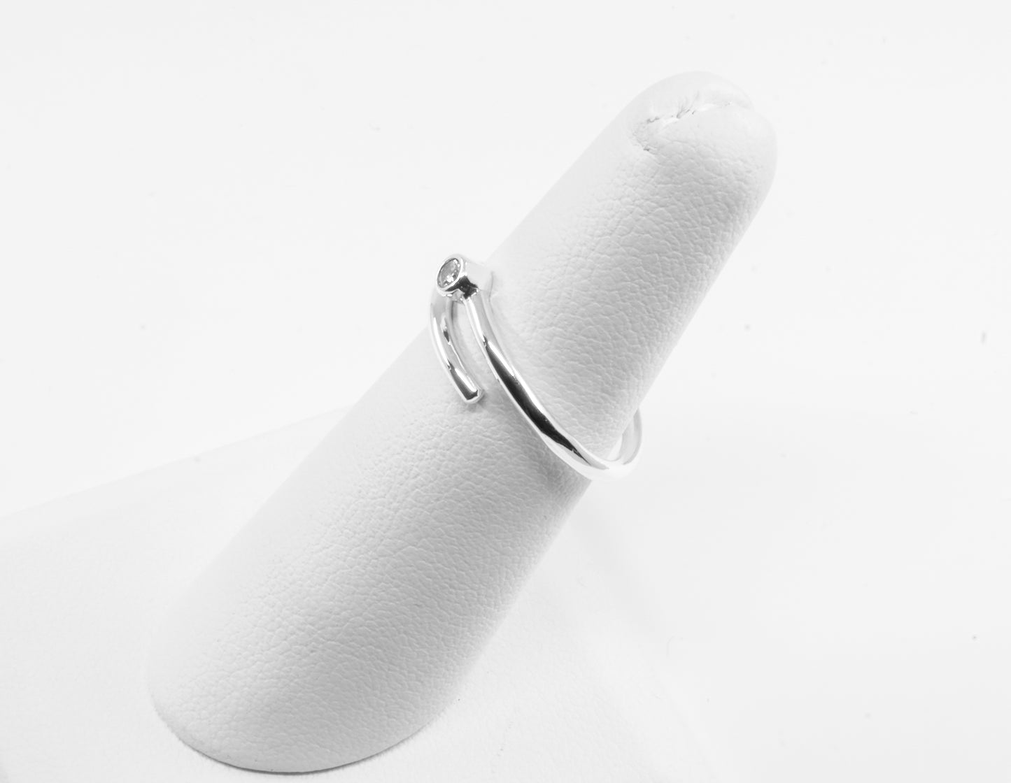 Anillo plata solida 925, liso con circonia en punta