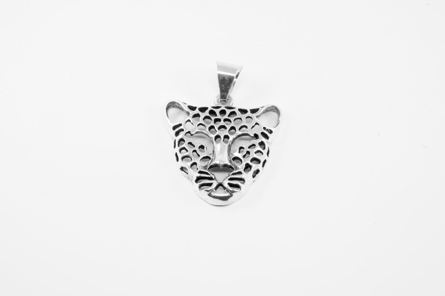 Dije de Leopardo en plata sólida (cadena incluída)