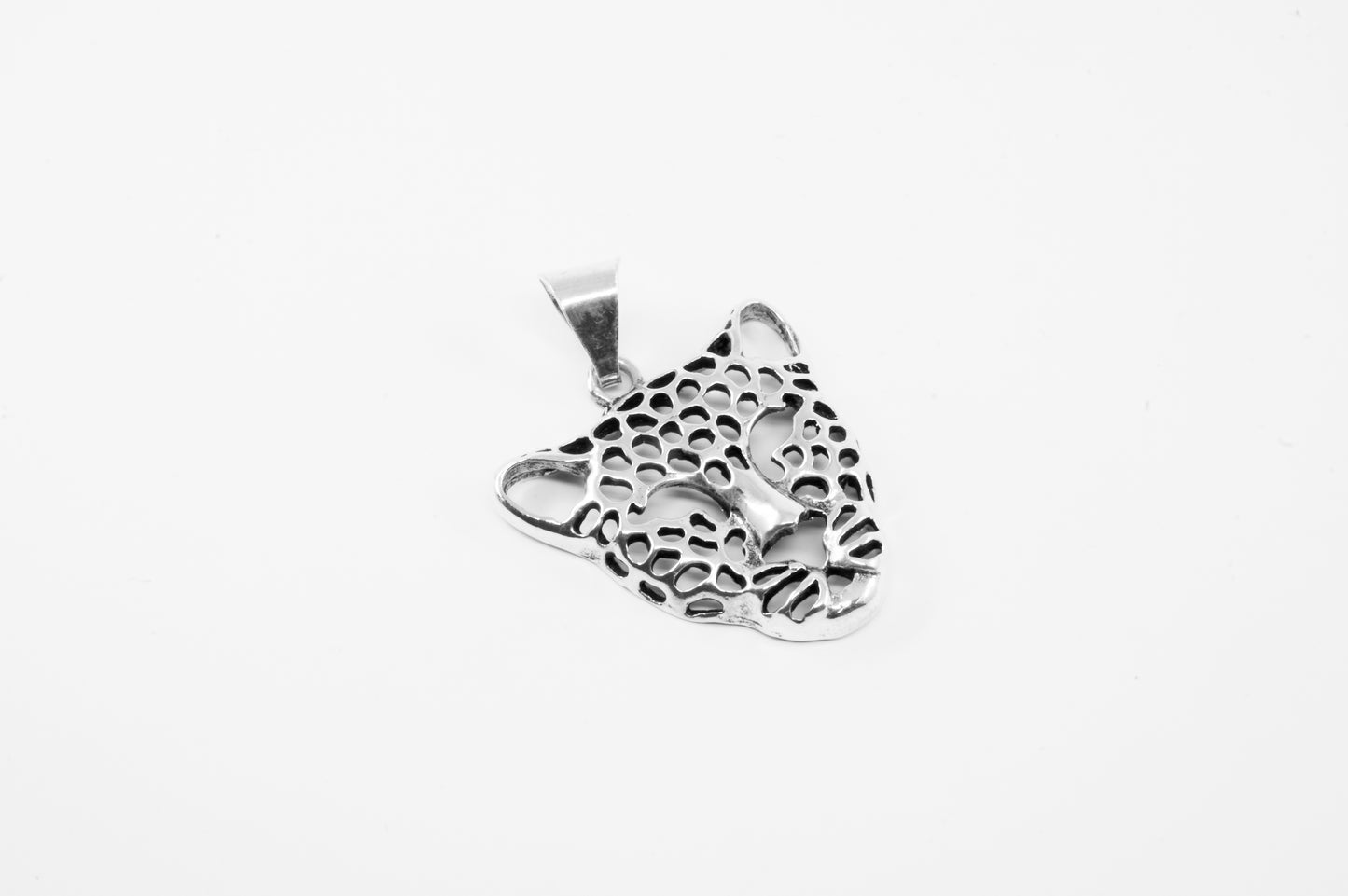 Dije de Leopardo en plata sólida (cadena incluída)