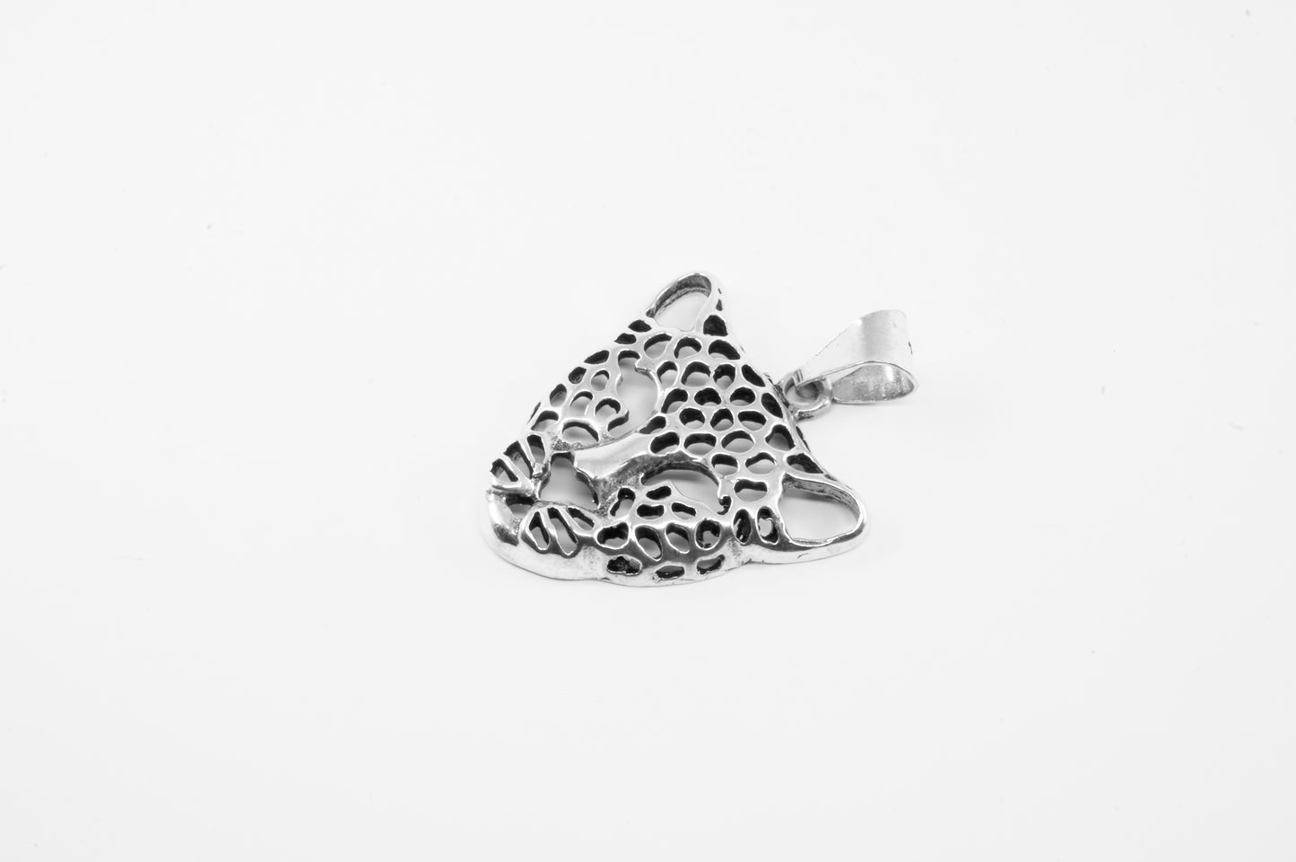 Dije de Leopardo en plata sólida (cadena incluída)