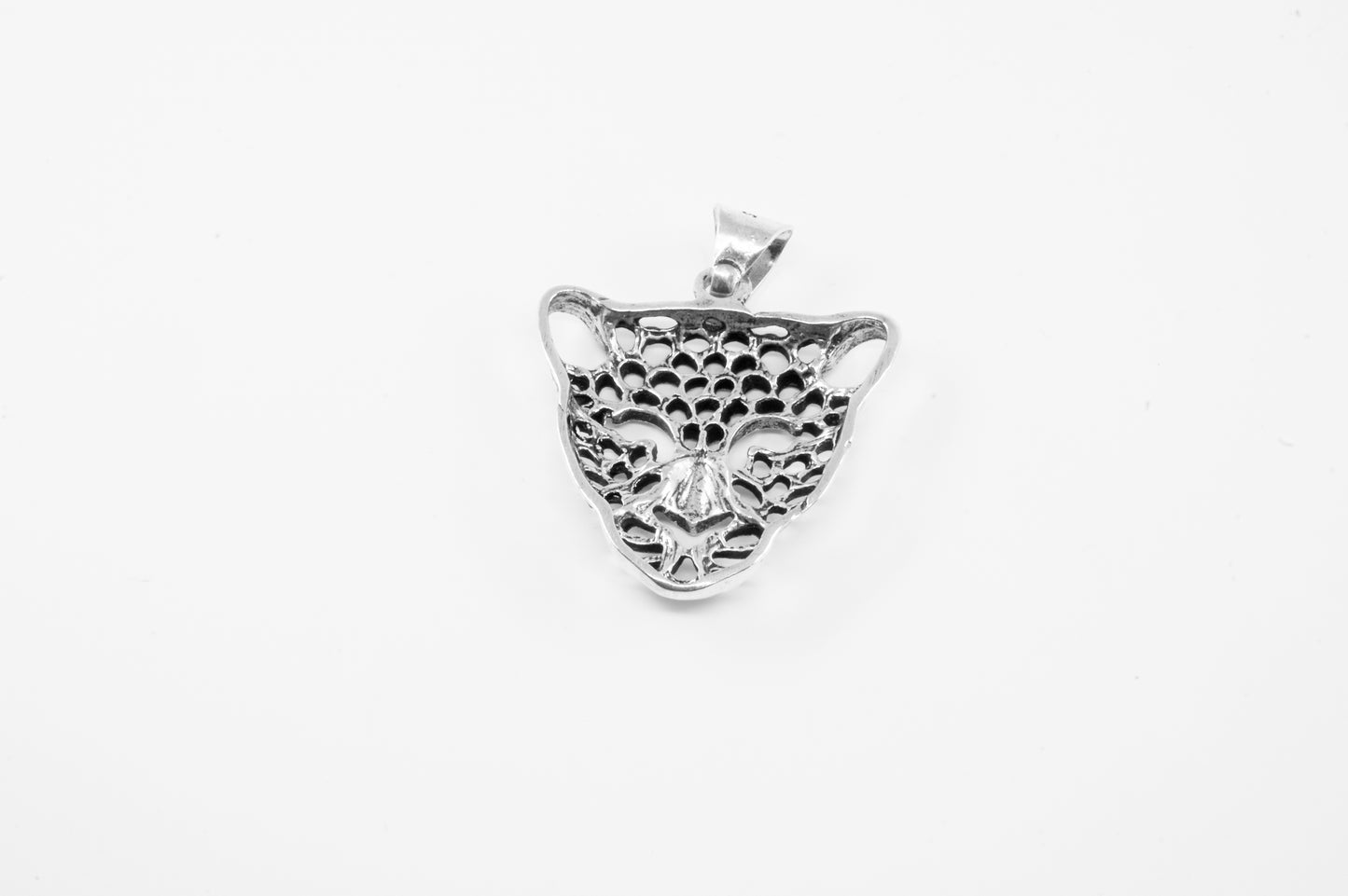 Dije de Leopardo en plata sólida (cadena incluída)