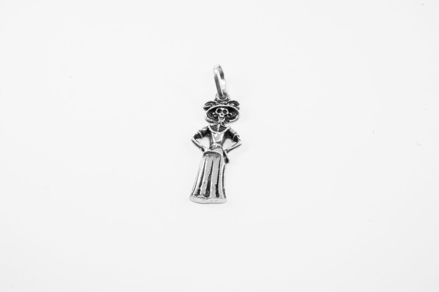 Juego de dije y aretes en plata 925, Catrina cuerpo entero con manos en caderas (cadena incluída)