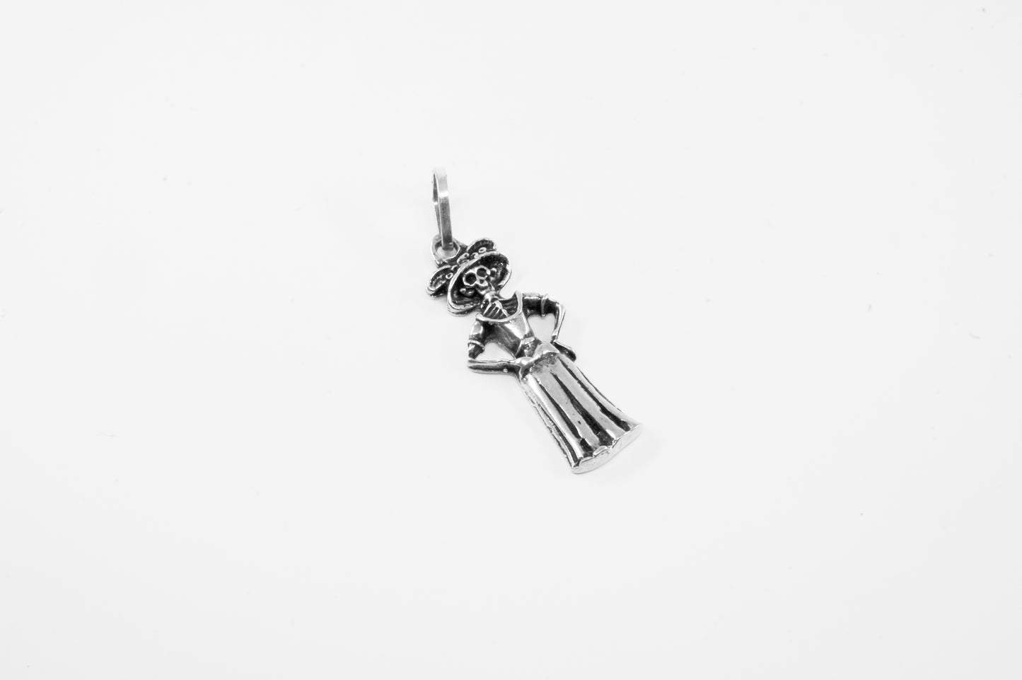 Juego de dije y aretes en plata 925, Catrina cuerpo entero con manos en caderas (cadena incluída)