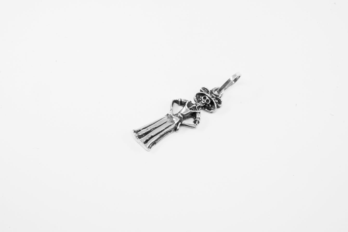 Juego de dije y aretes en plata 925, Catrina cuerpo entero con manos en caderas (cadena incluída)