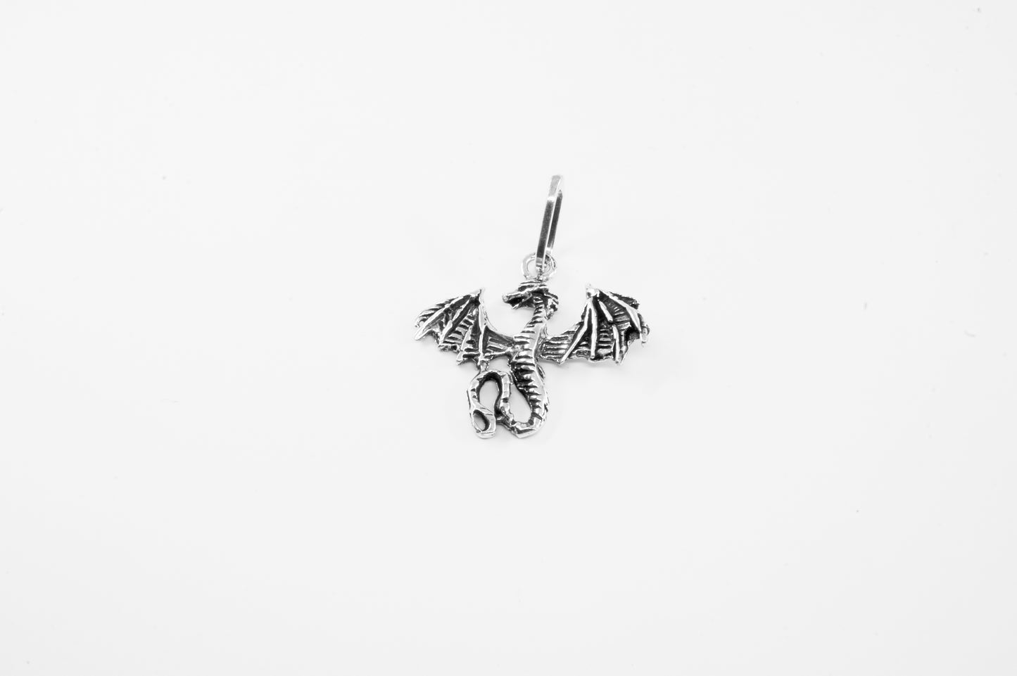 Dije plata solida 925, dragón al vuelo con alas abiertas (cadena incluída)