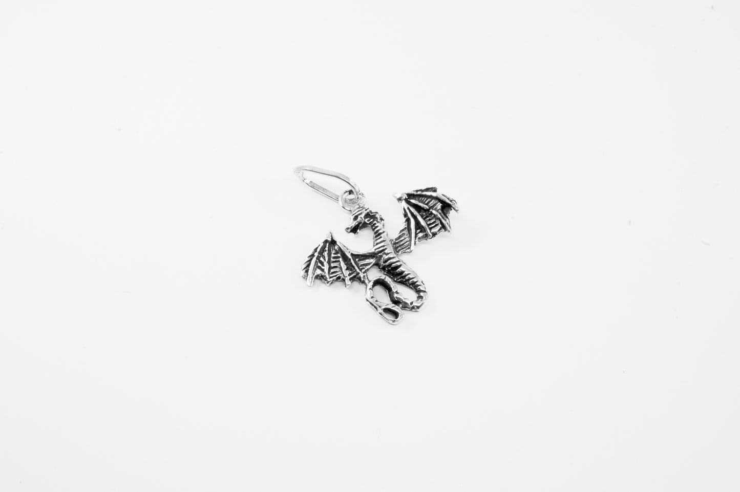 Dije plata solida 925, dragón al vuelo con alas abiertas (cadena incluída)