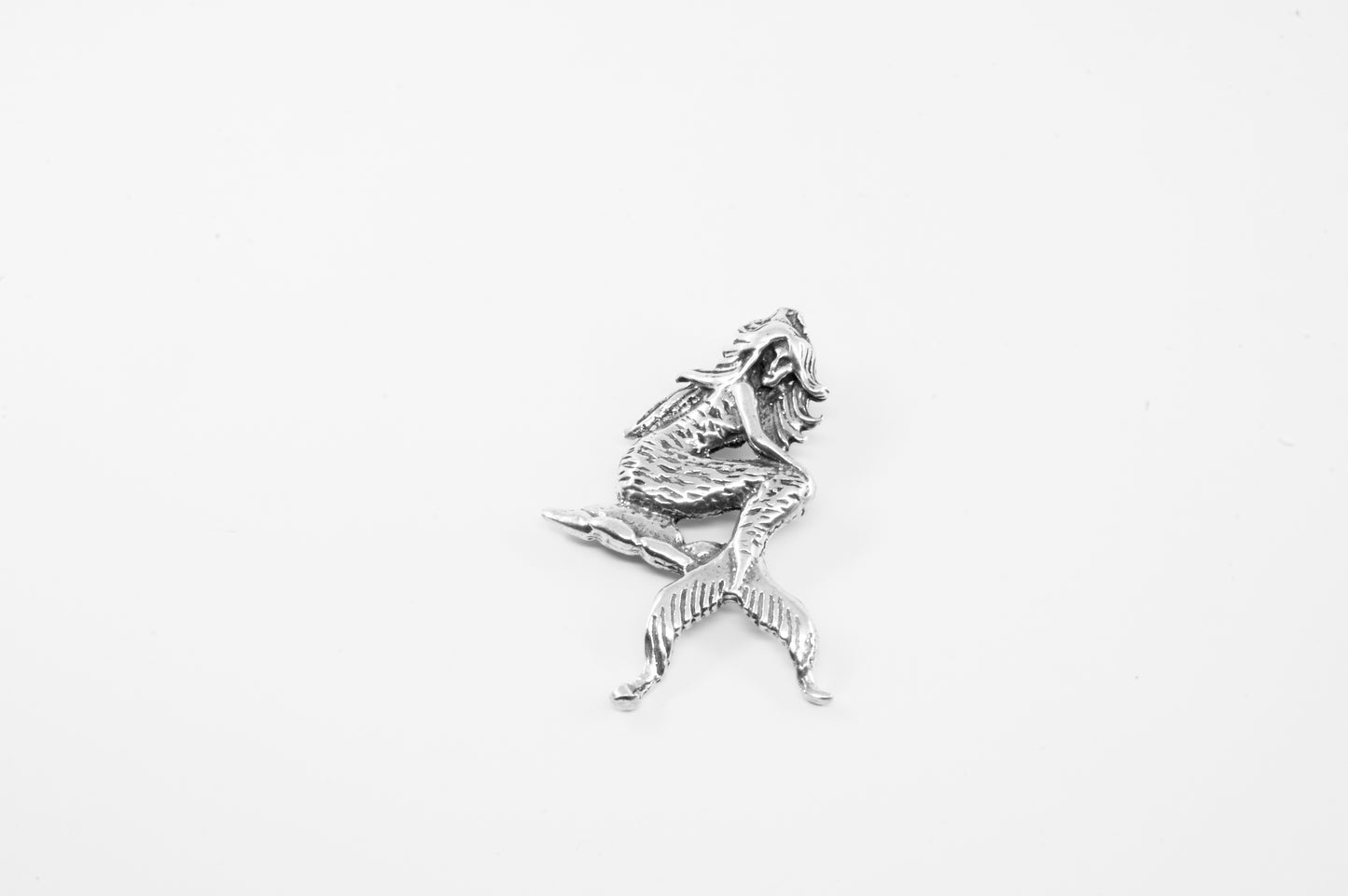 Dije de plata solida 925, Sirena de cuerpo entero sentada en roca de tortuga (cadena incluída)