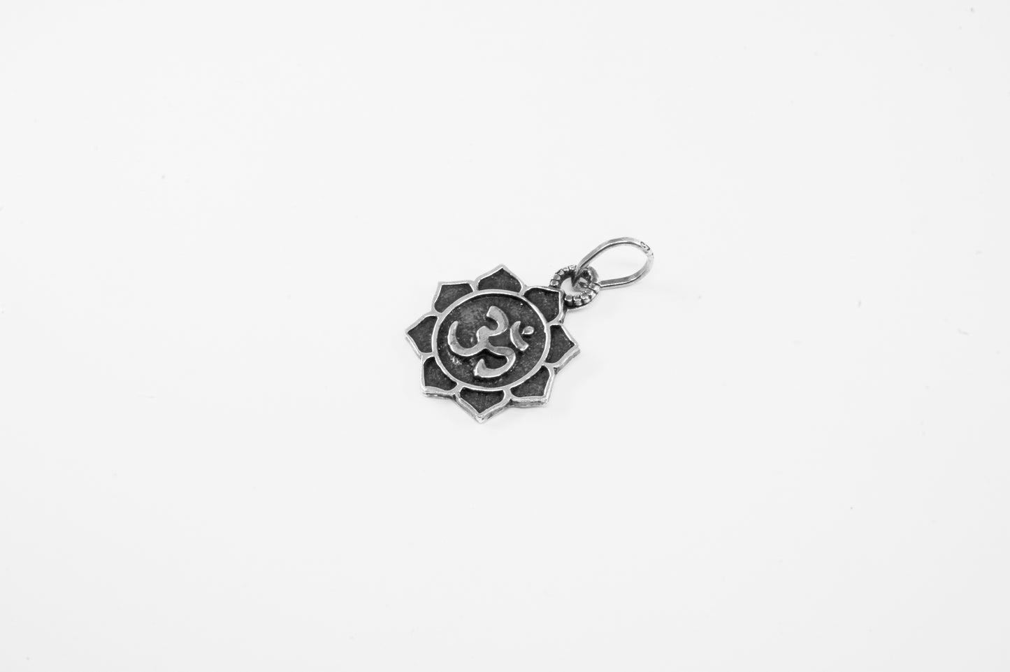 Dije de plata solida 925, símbolo de OM dentro de un girasol (cadena incluída)