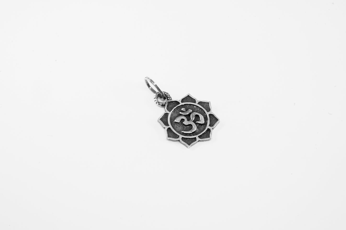 Dije de plata solida 925, símbolo de OM dentro de un girasol (cadena incluída)