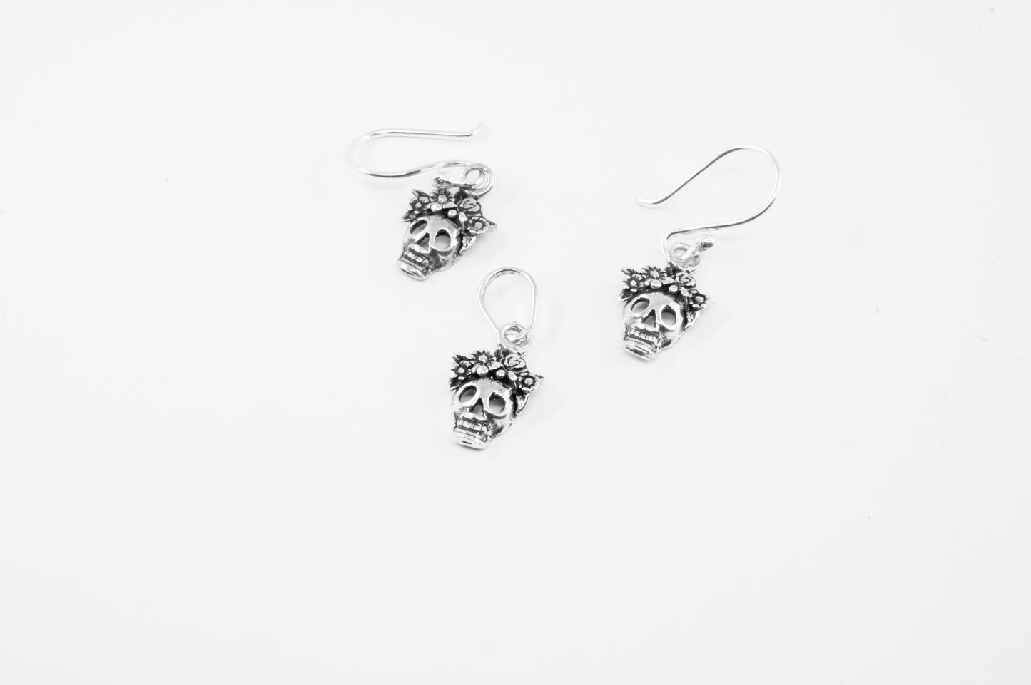 Juego de plata solida 925, catrinas en aretes y dije miniatura