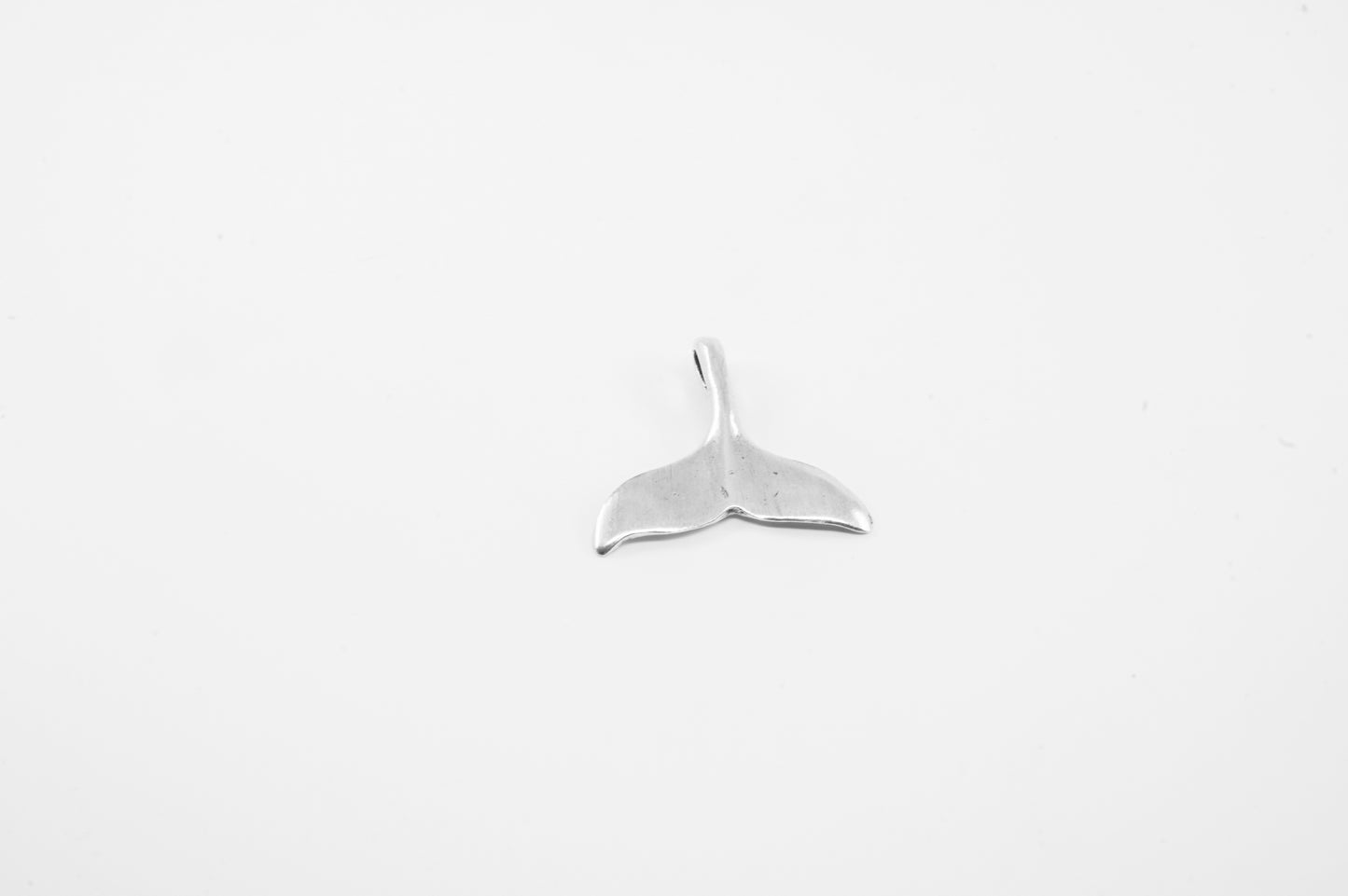 Juego de Dije y Aretes de plata solida 925, cola de ballena (cadena incluída)