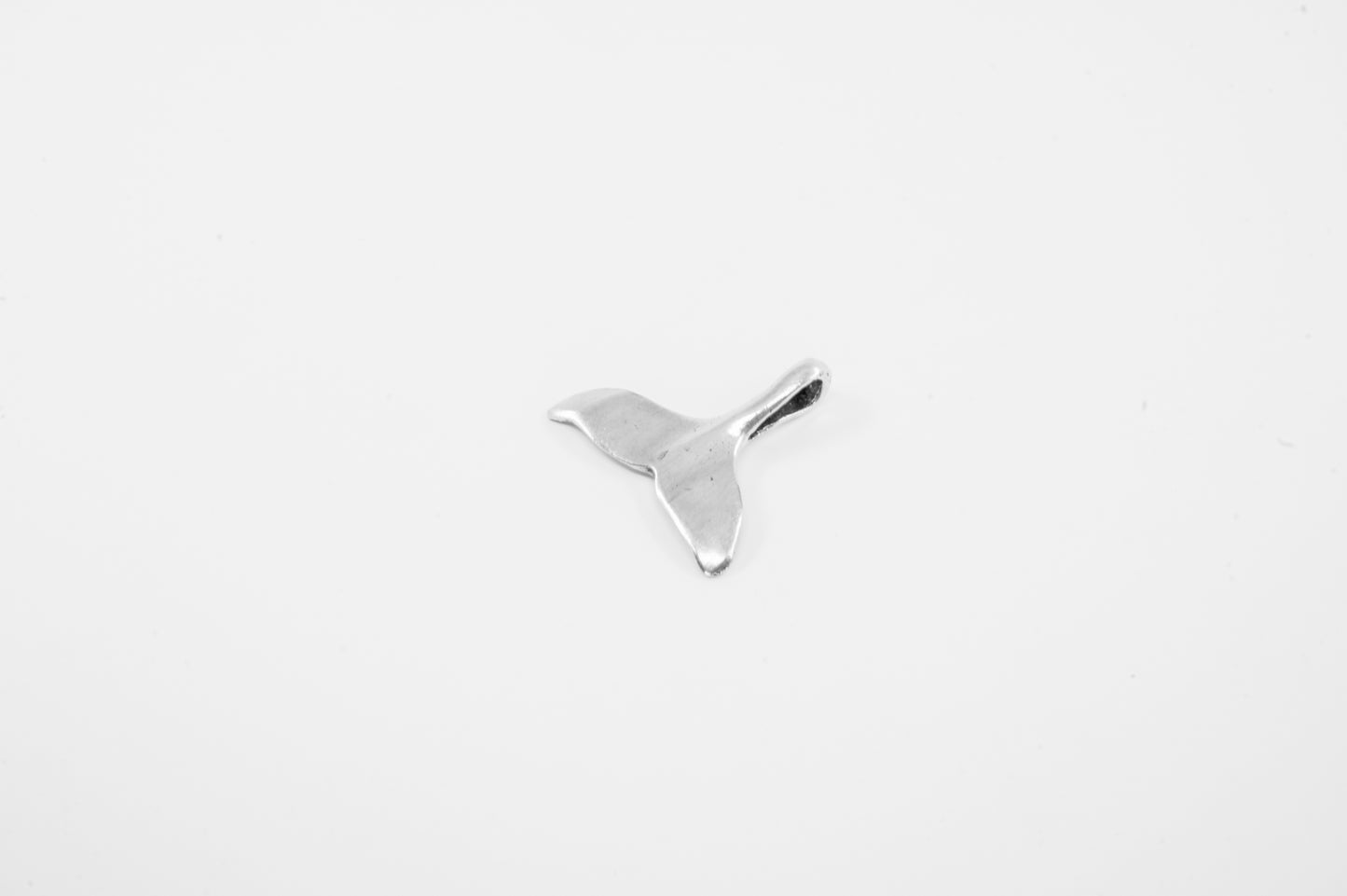 Juego de Dije y Aretes de plata solida 925, cola de ballena (cadena incluída)