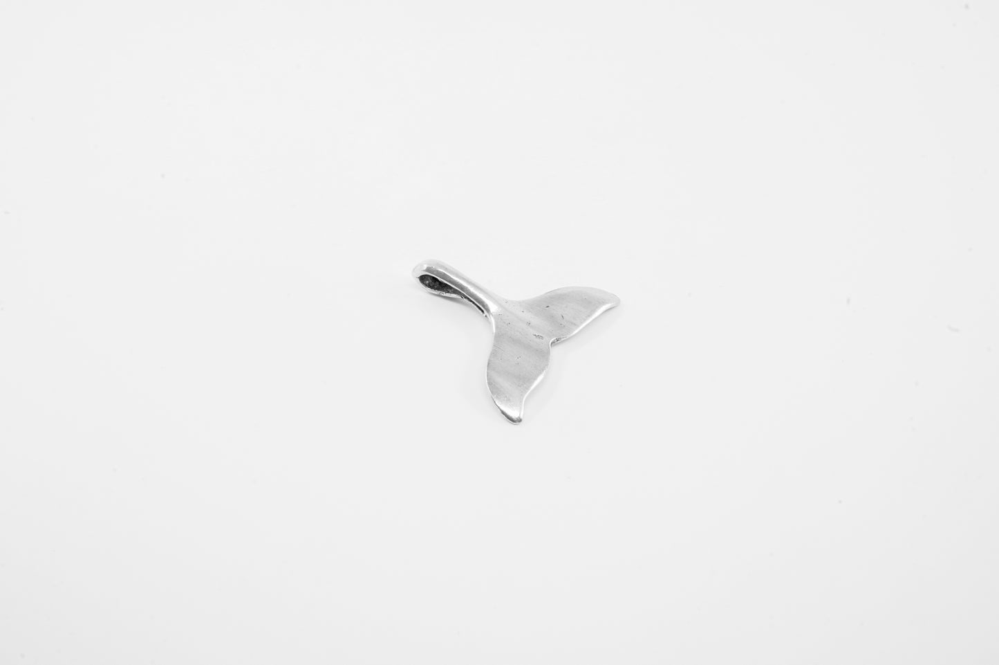 Juego de Dije y Aretes de plata solida 925, cola de ballena (cadena incluída)
