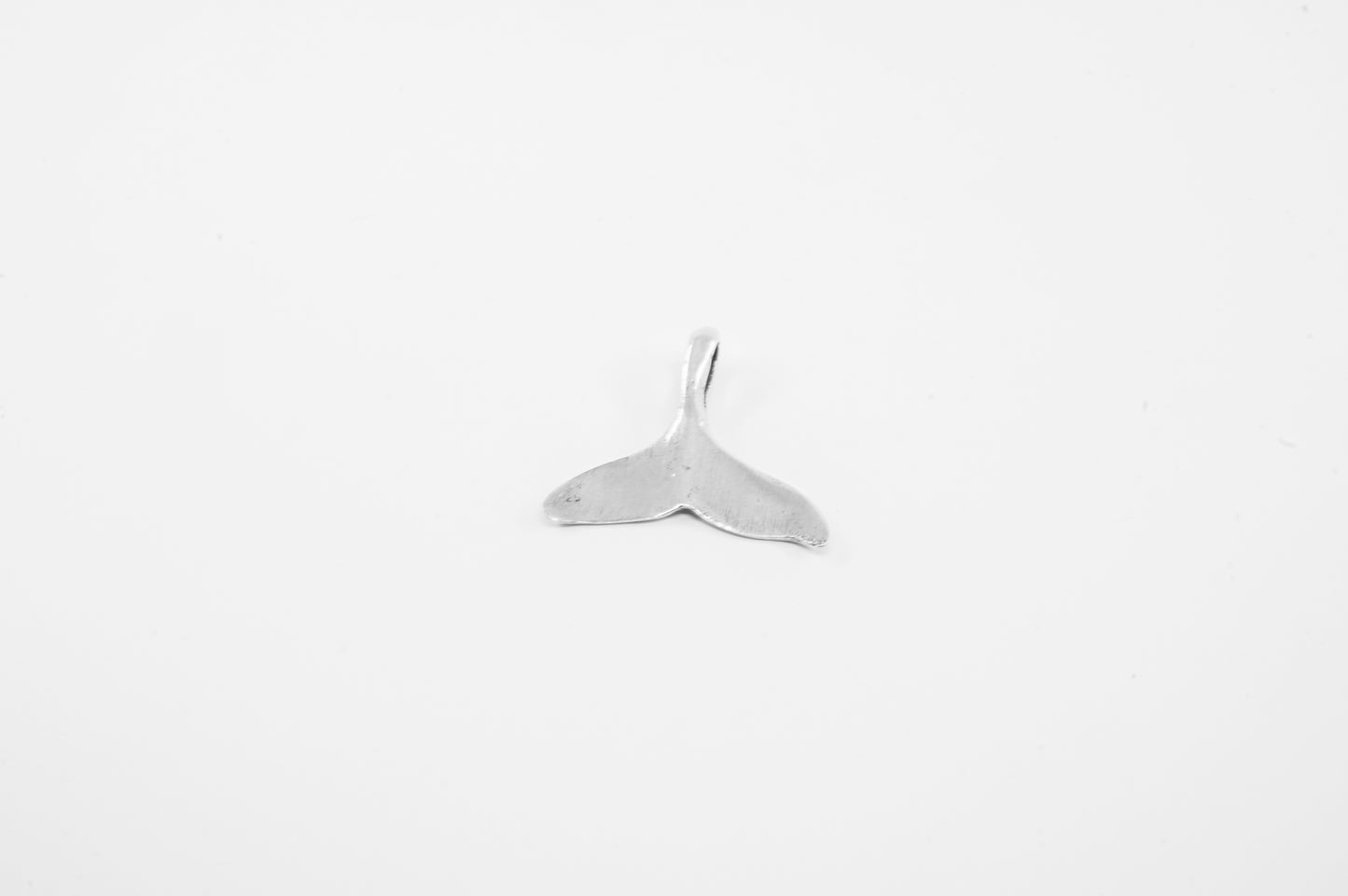 Juego de Dije y Aretes de plata solida 925, cola de ballena (cadena incluída)