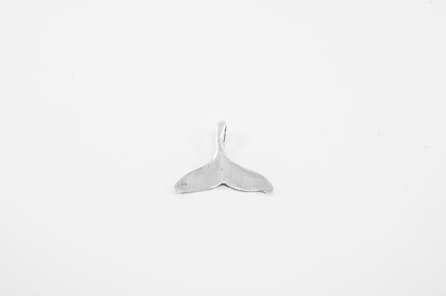 Juego de Dije y Aretes de plata solida 925, cola de ballena (cadena incluída)