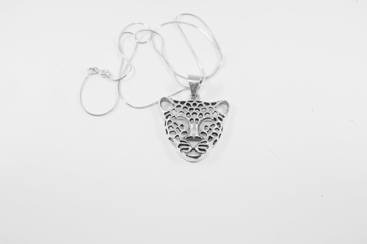 Dije de Leopardo en plata sólida (cadena incluída)