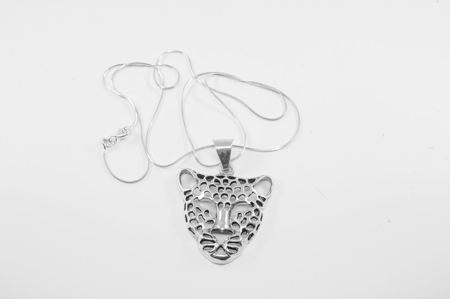 Dije de Leopardo en plata sólida (cadena incluída)