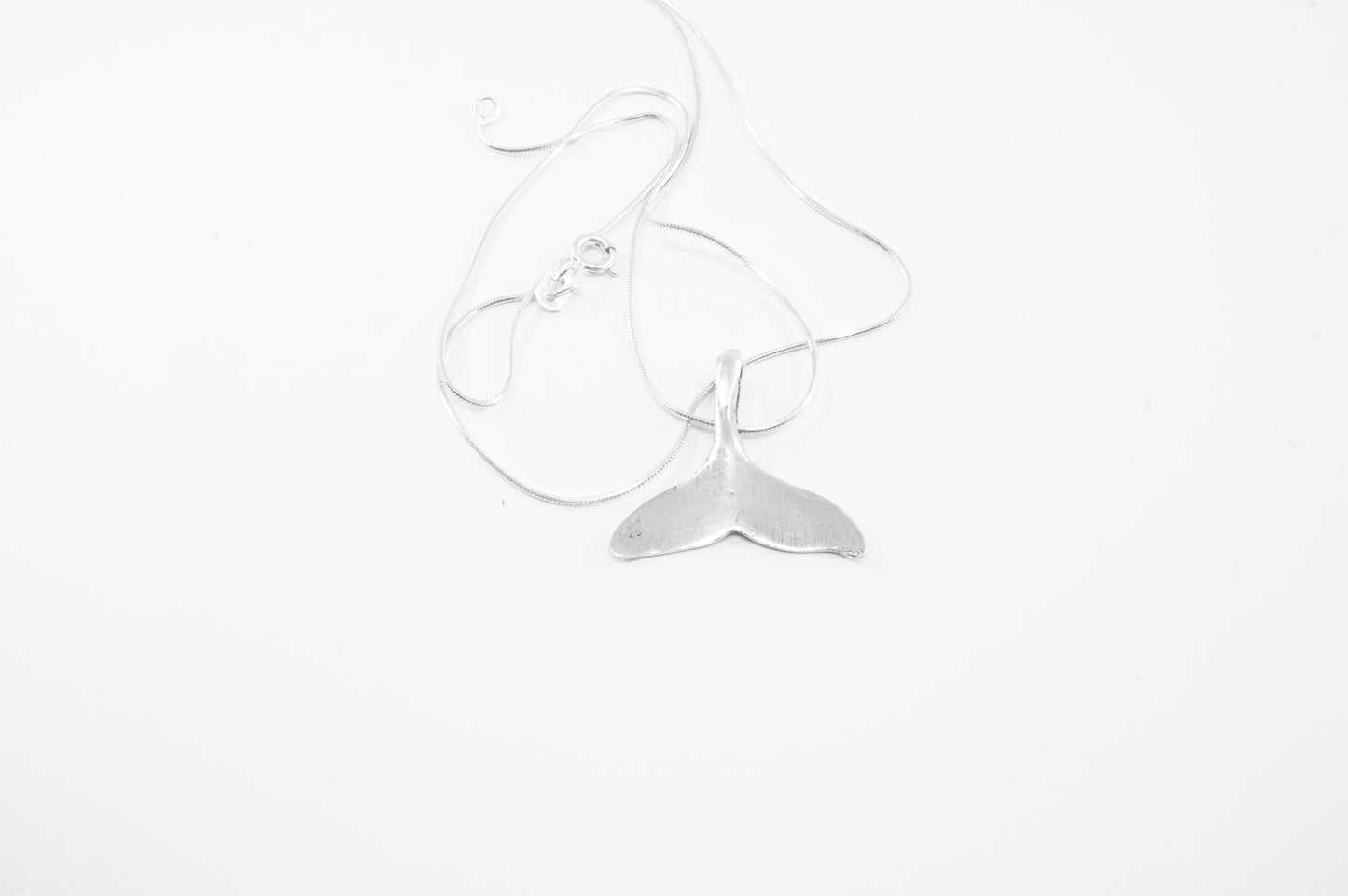 Juego de Dije y Aretes de plata solida 925, cola de ballena (cadena incluída)