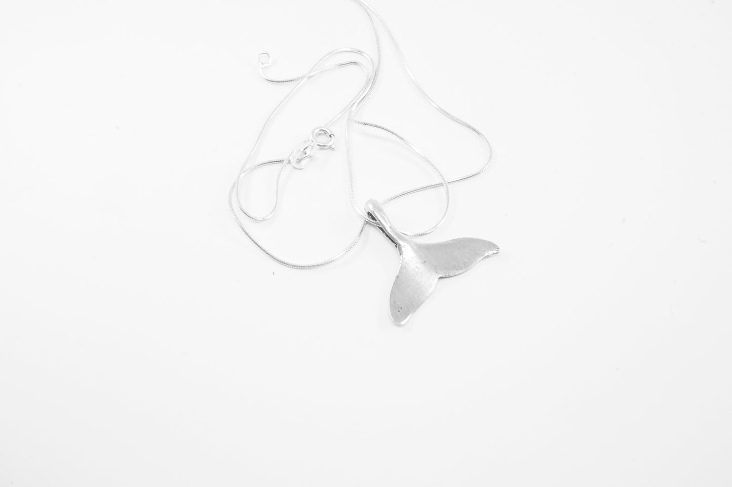 Juego de Dije y Aretes de plata solida 925, cola de ballena (cadena incluída)
