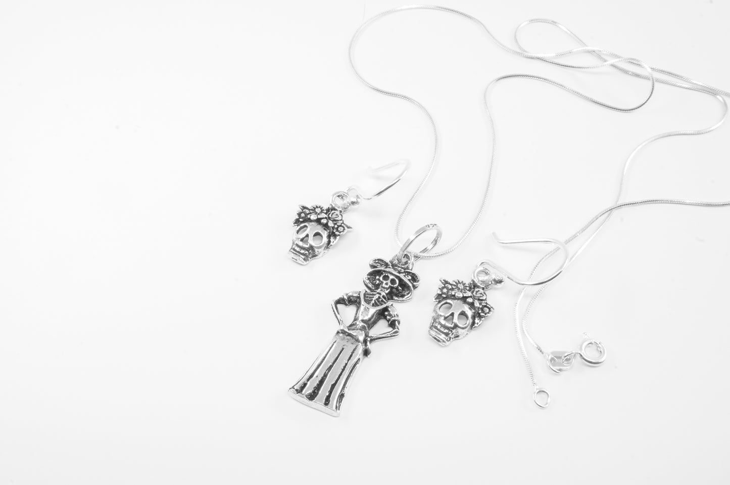 Juego de dije y aretes en plata 925, Catrina cuerpo entero con manos en caderas (cadena incluída)