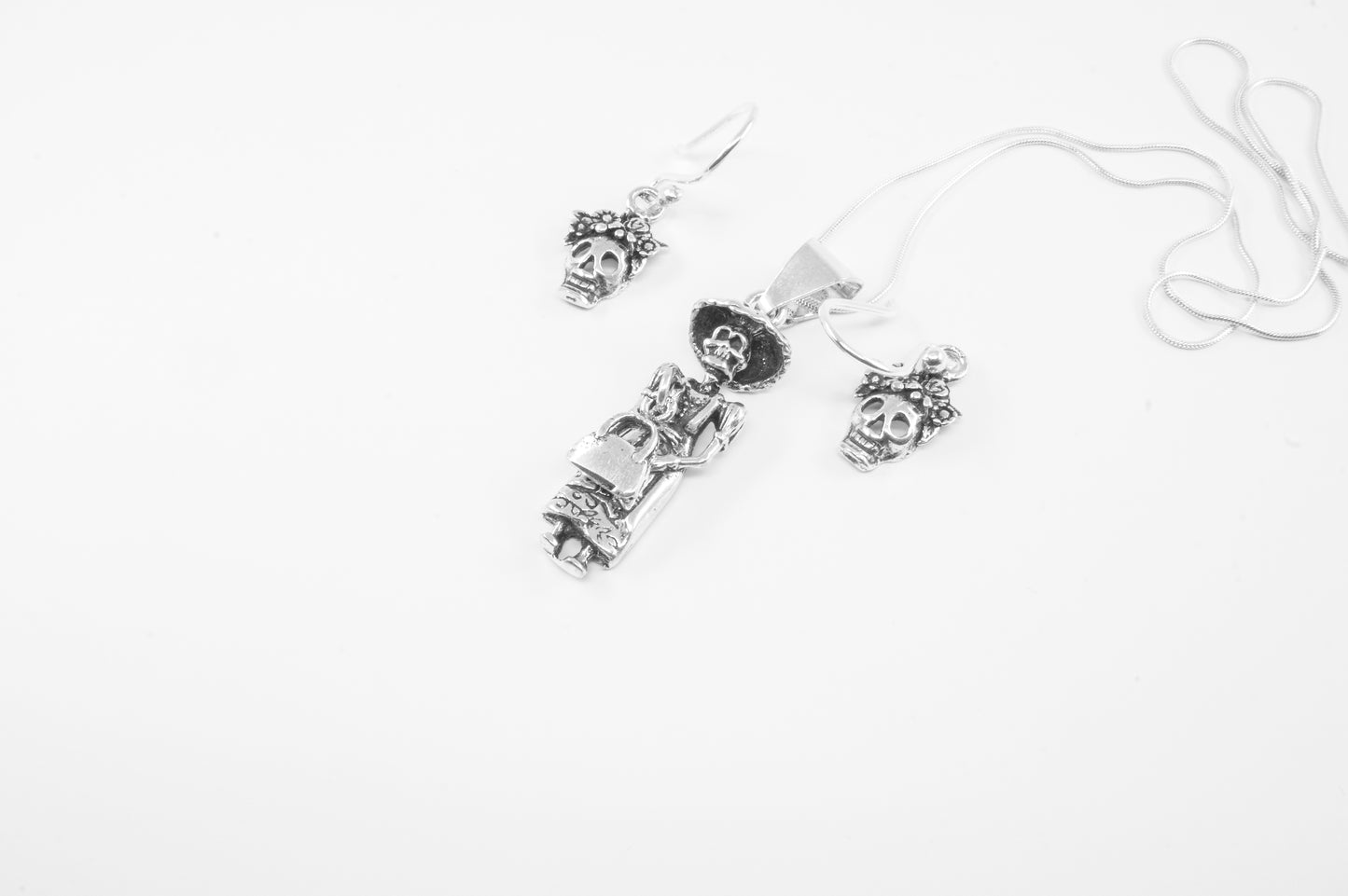 Juego de aretes y dije de plata solida 925, Catrina de cuerpo entero con bolso colgante (cadena incluída)