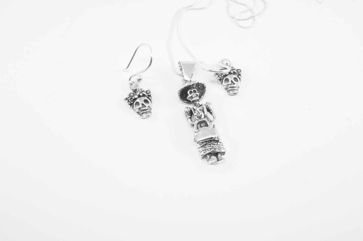 Juego de aretes y dije de plata solida 925, Catrina de cuerpo entero con bolso colgante (cadena incluída)