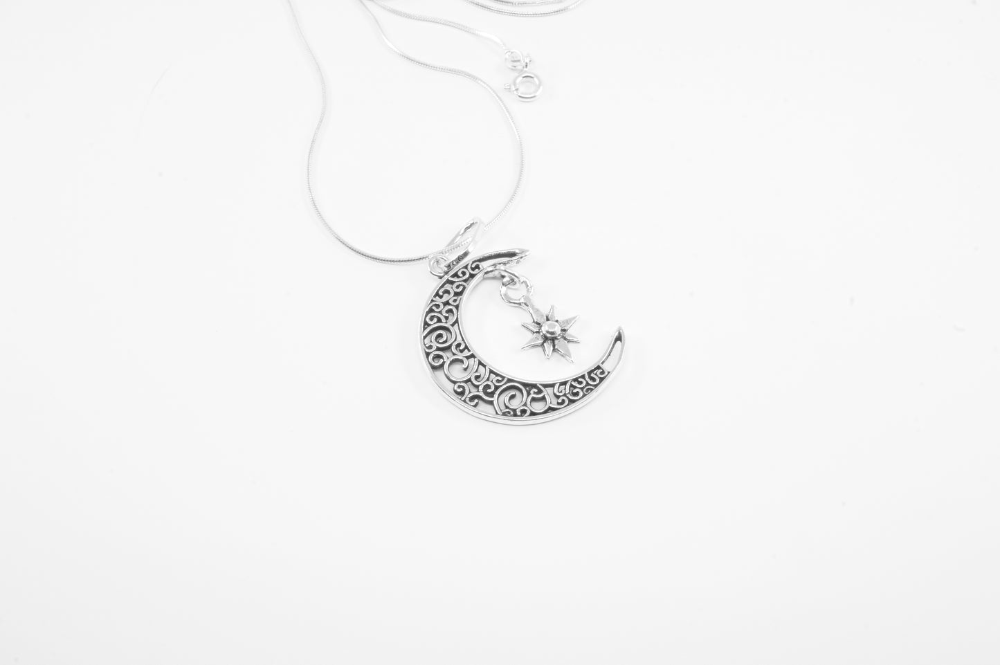 Juego de Dije y Aretes de plata solida 925, Luna calada con garigoleo y luna colgante (cadena incluída)