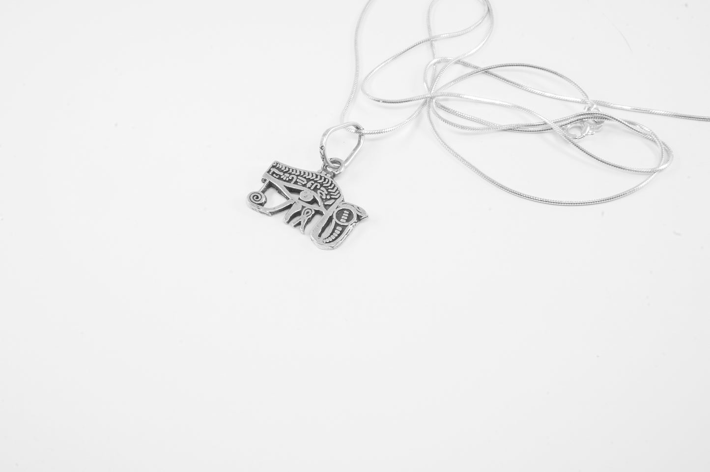 Dije de plata solida 925, Ojo de Horus o Ra (cadena incluída)
