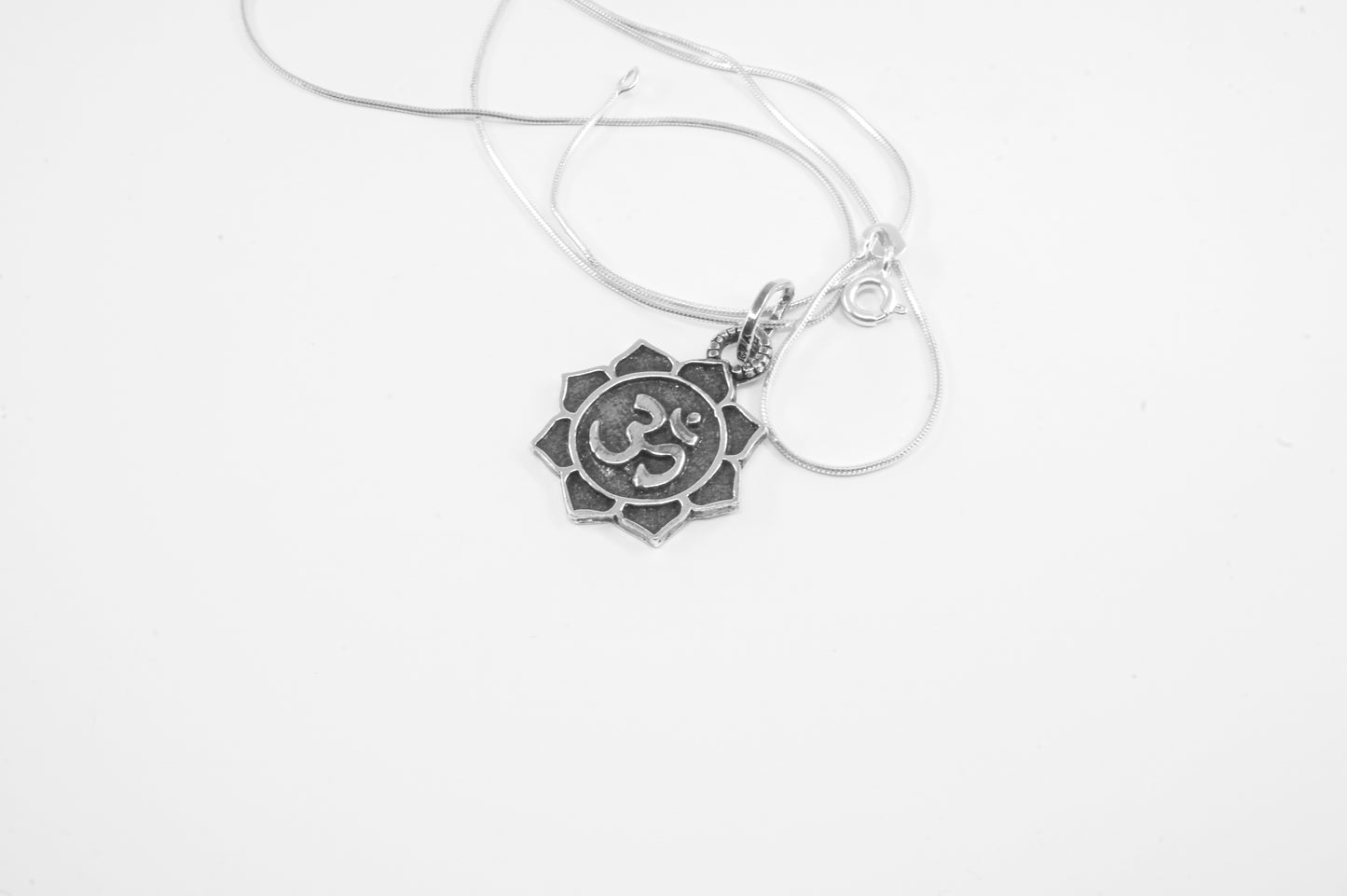 Dije de plata solida 925, símbolo de OM dentro de un girasol (cadena incluída)