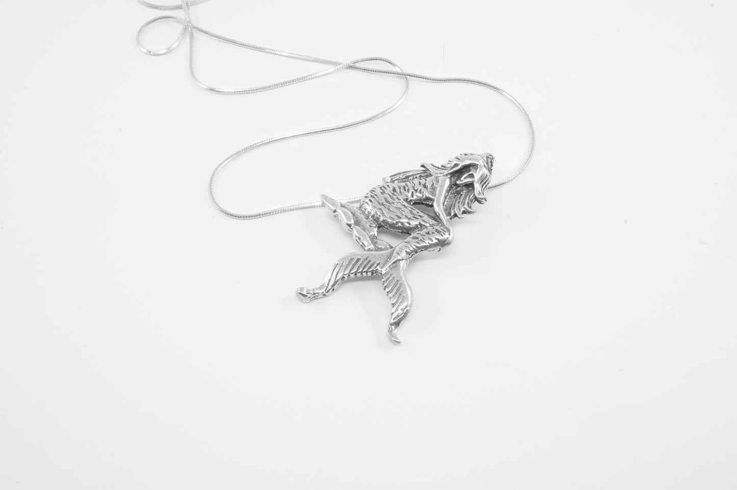 Dije de plata solida 925, Sirena de cuerpo entero sentada en roca de tortuga (cadena incluída)