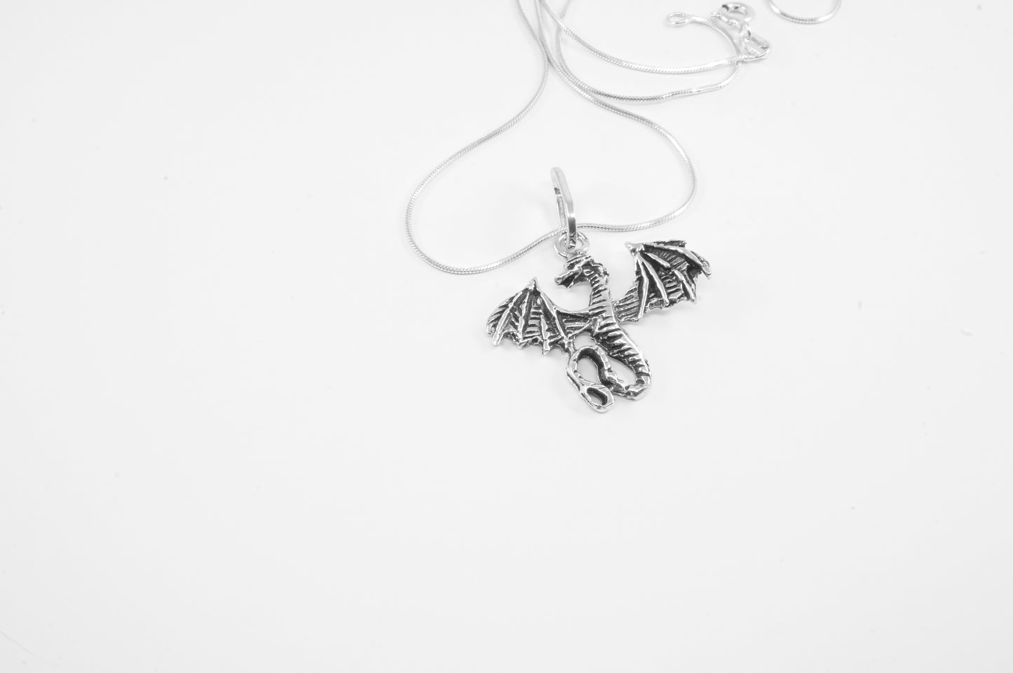Dije plata solida 925, dragón al vuelo con alas abiertas (cadena incluída)