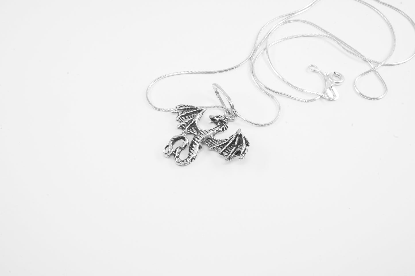 Dije plata solida 925, dragón al vuelo con alas abiertas (cadena incluída)