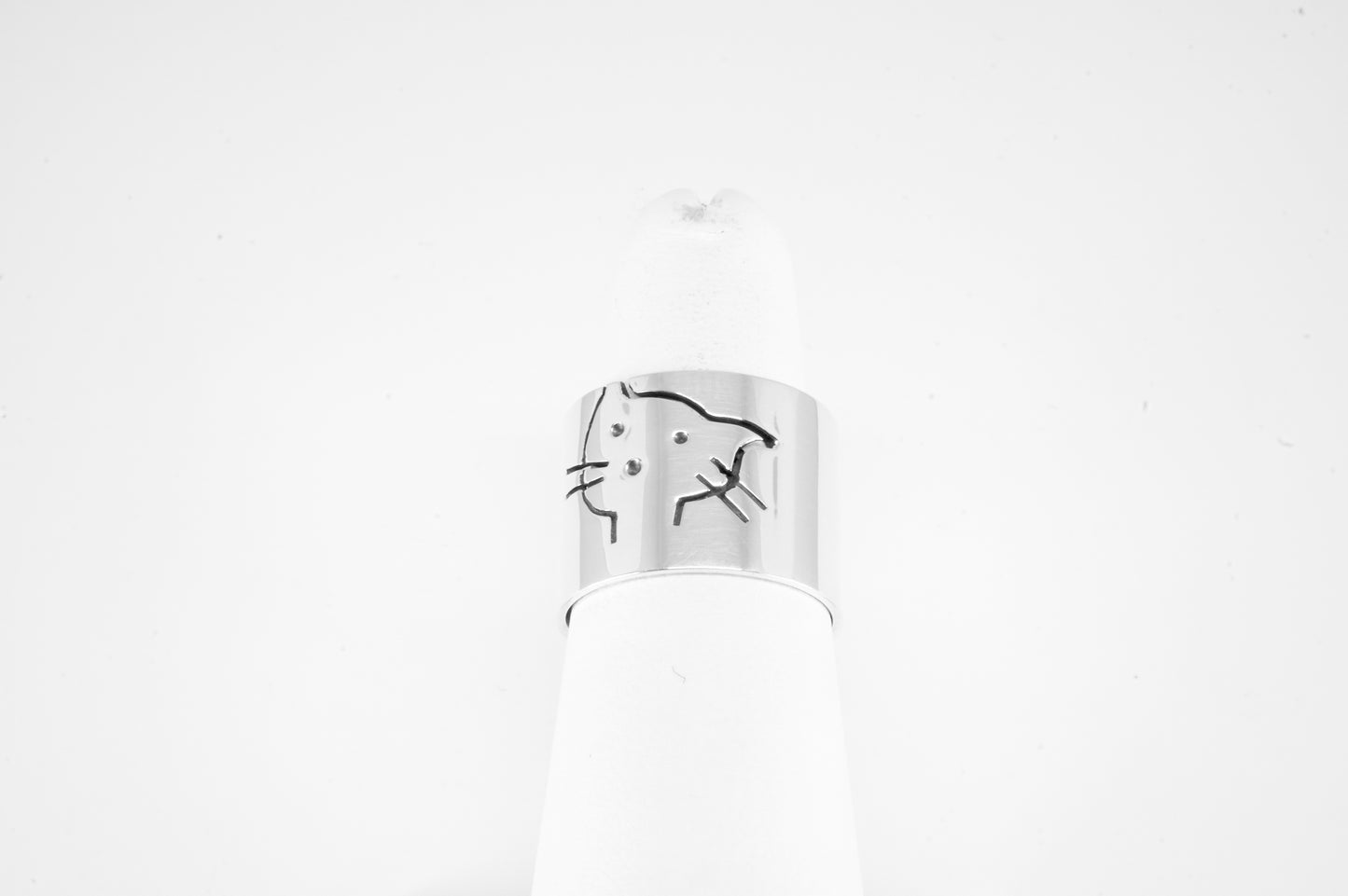 Anillo plata solida 925, gatito grabado en banca de 16mm
