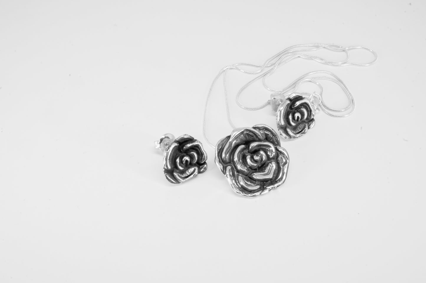 Juego de dije y aretes de plata solida 925, rosas con cadena de 48cms incluida