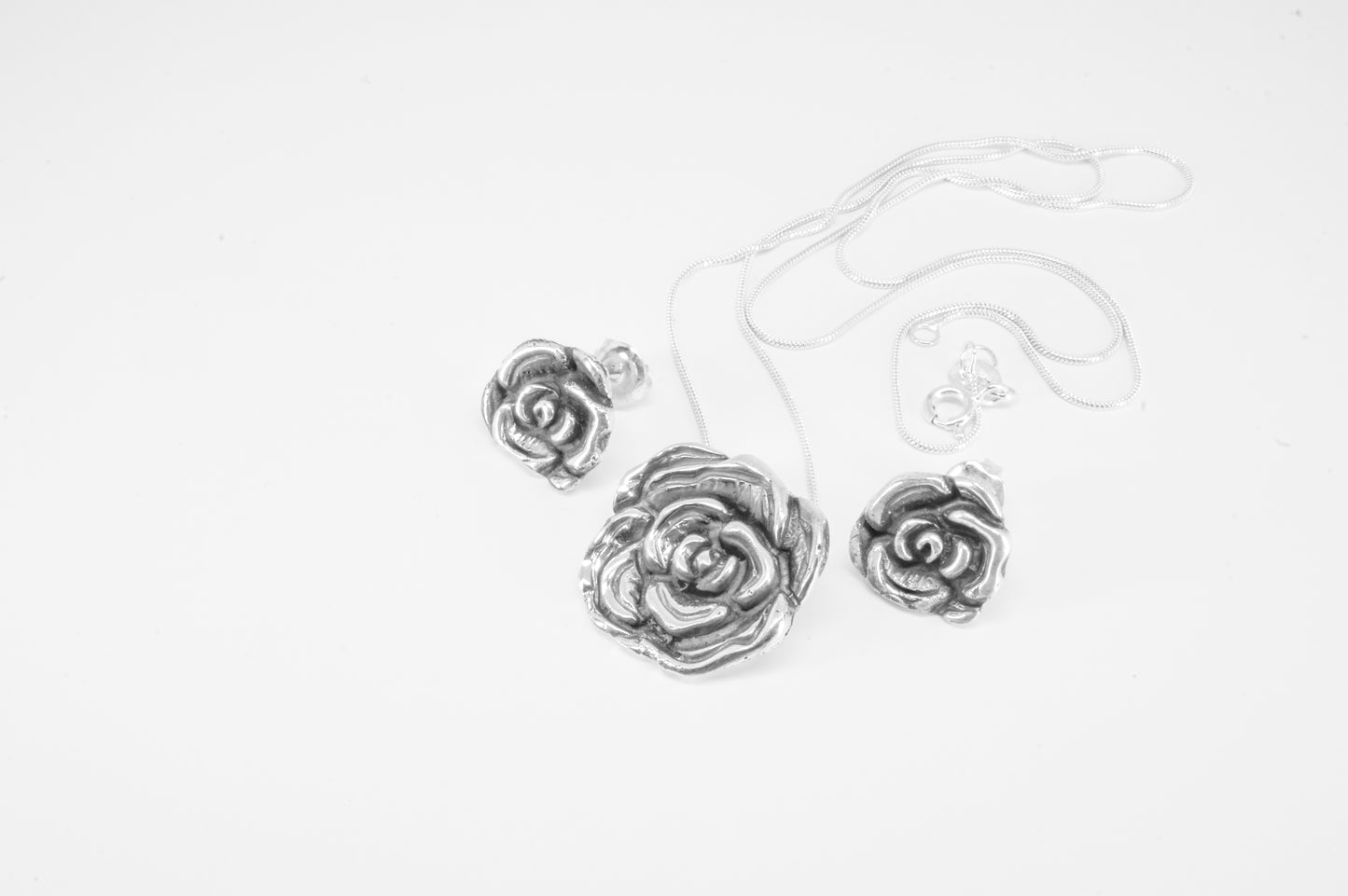 Juego de dije y aretes de plata solida 925, rosas con cadena de 48cms incluida