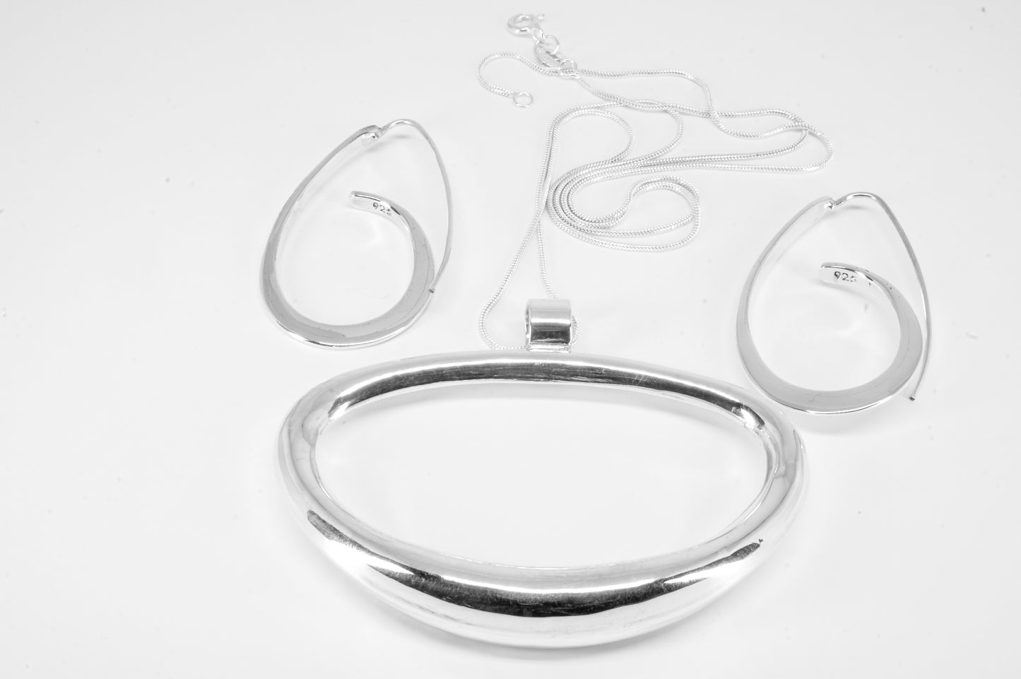 Juego de dije y aretes de plata solida 925 enigma invertido con aretes cascada (cadena incluida)