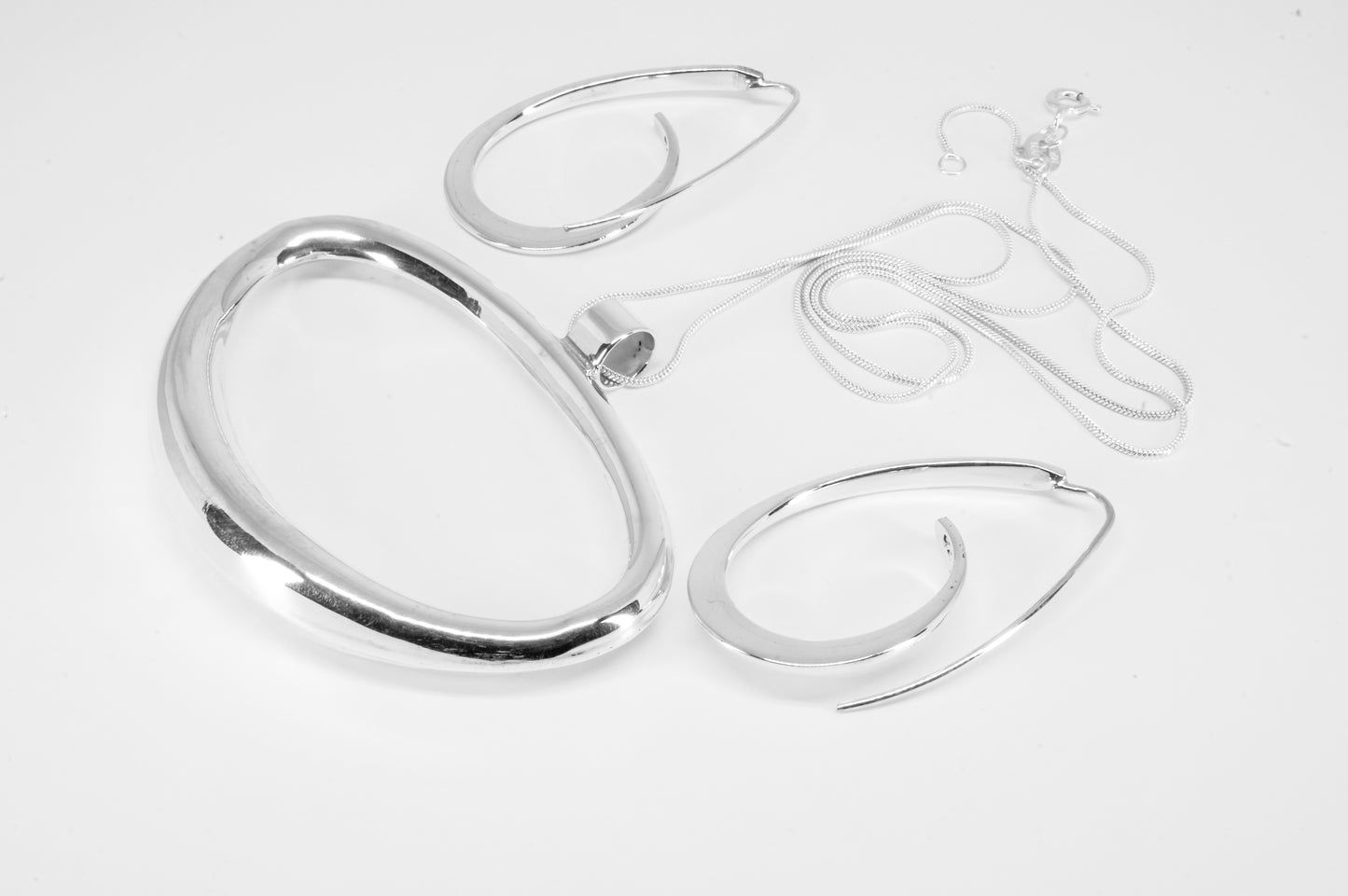Juego de dije y aretes de plata solida 925 enigma invertido con aretes cascada (cadena incluida)