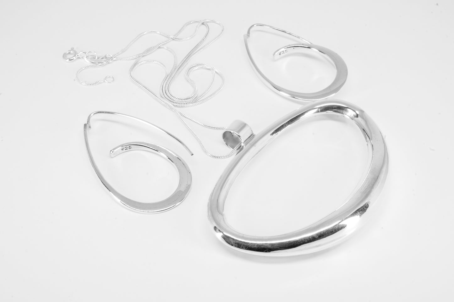 Juego de dije y aretes de plata solida 925 enigma invertido con aretes cascada (cadena incluida)