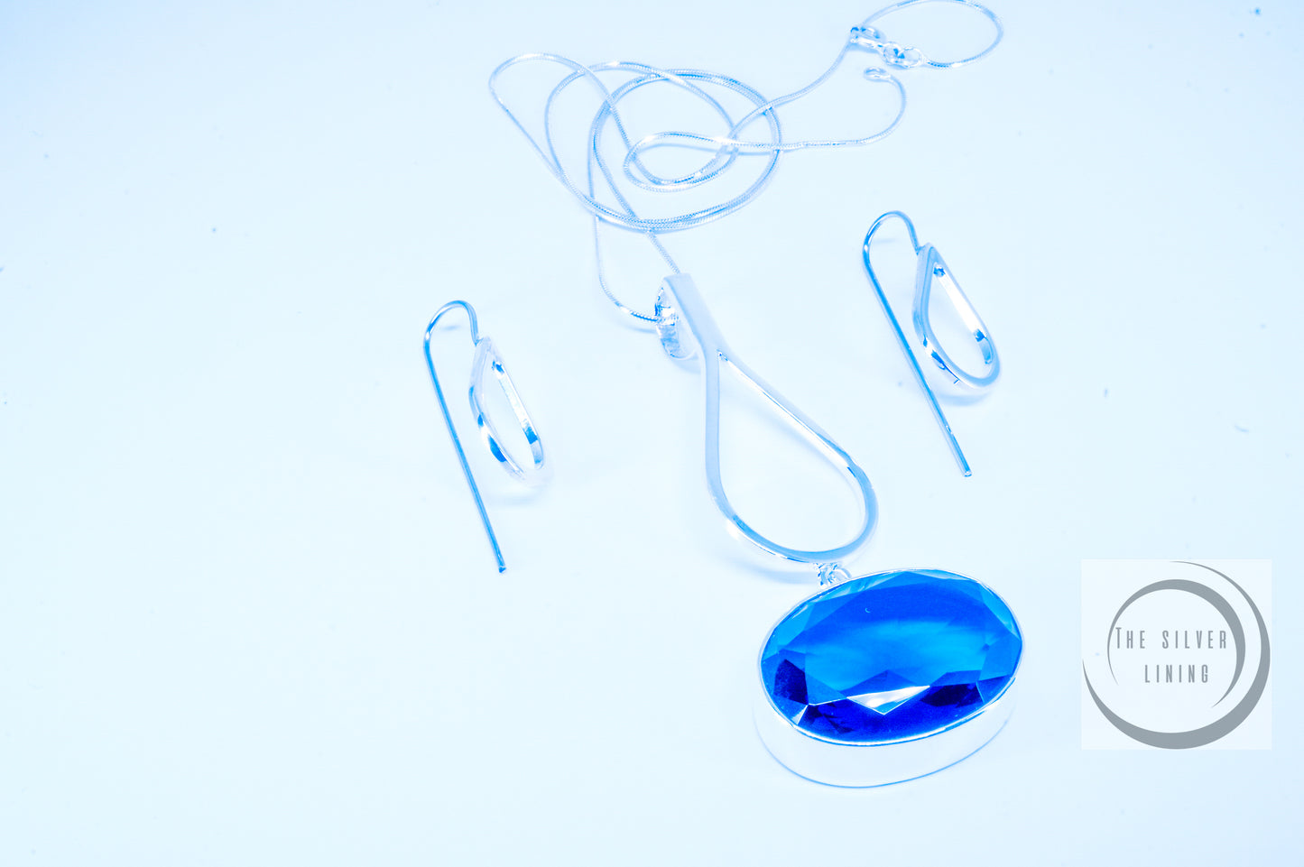 Juego de dije y aretes de plata 925, Modelo Gota con Cristal Azul Oscuro